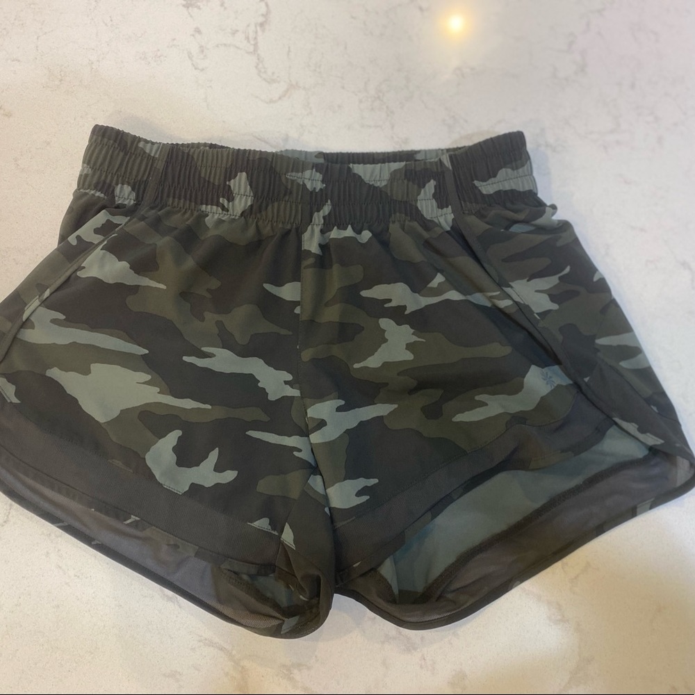 Athleta Mesh Racer Run Camo short 4”